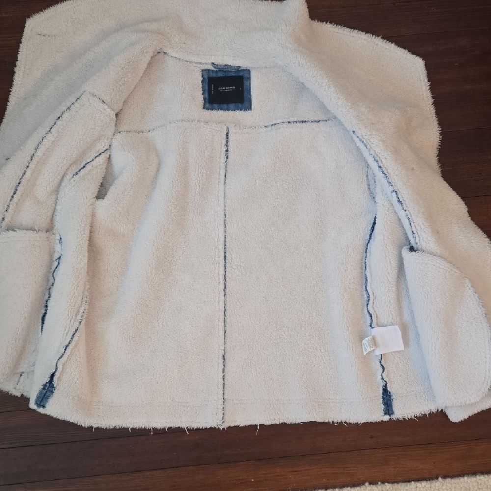 BRAND NEW Lucky Brand Blue Jean Jacket with Faux Fur Collar - Picture 7 of 8